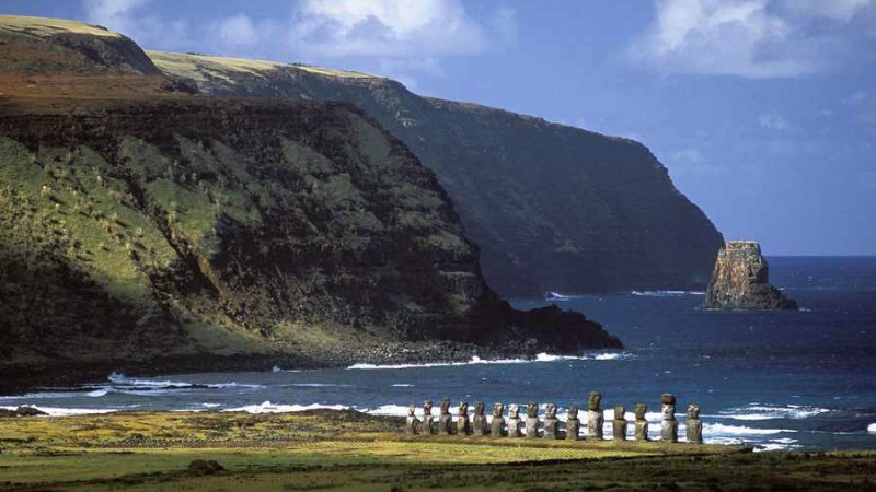مجسمه های موآی در جزیره ایستر