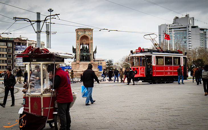 خیابان استقلال در میدان تکسیم خیابان استقلال در میدان تکسیم
