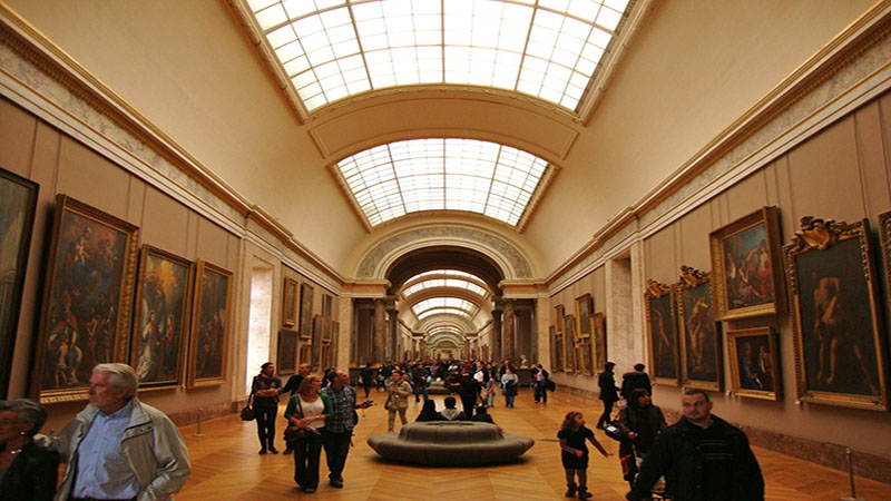 نمایی از داخل هرم لوور