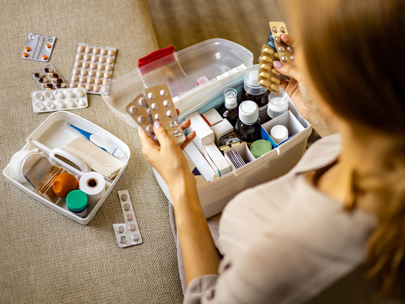 لیست داروهایی که حتما باید در جعبه کمک های اولیه باشد - الی گشت