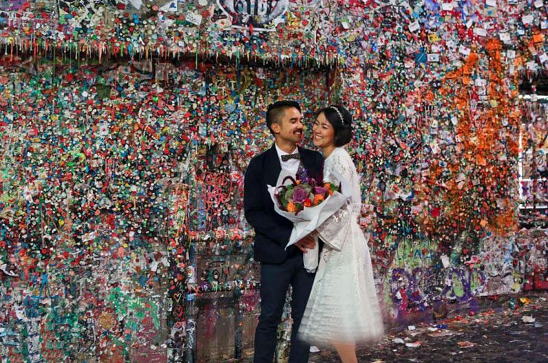 عکس عروسی در کنار دیوار آدامسی
