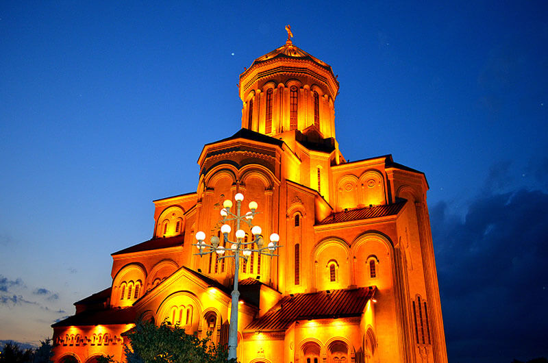 کلیسای جامع تثلیث تفلیس در شب