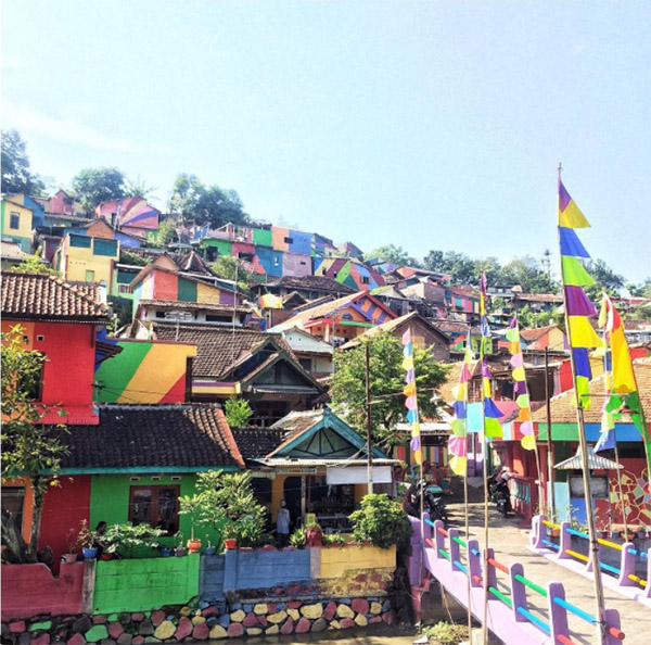 نمایی از روستای رنگین کمان در اندونزی