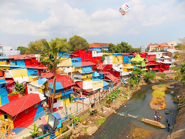 رودخانه روستای رنگین کمان در اندونزی