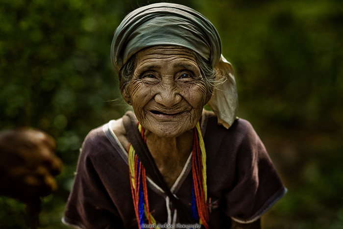 پرتره ای زیبا از زنی در قبیله