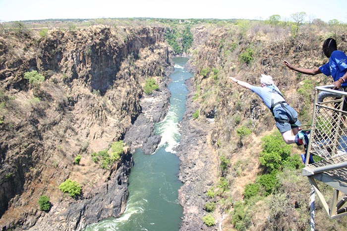بانجی جامپینگ در آبشار ویکتوریا در زامبیا