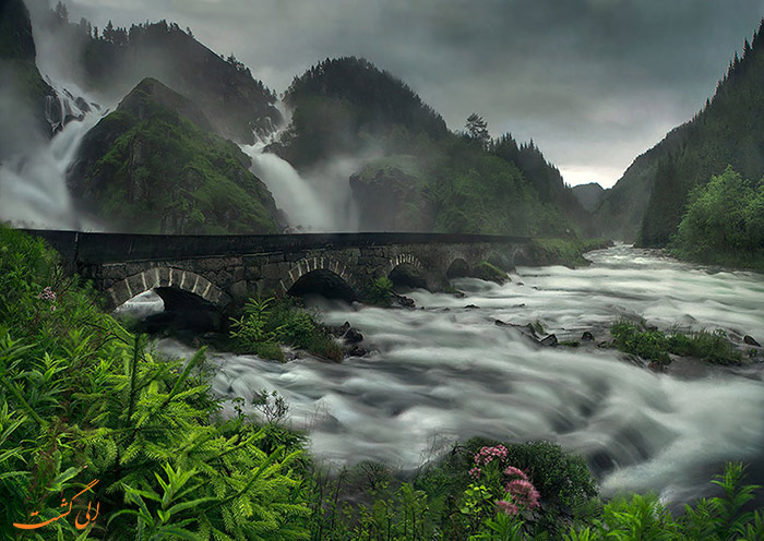 معماری پل بر روی آبشار Låtefossen
