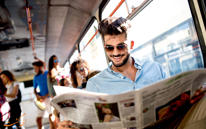 مسافری در حال خواندن روزنامه
