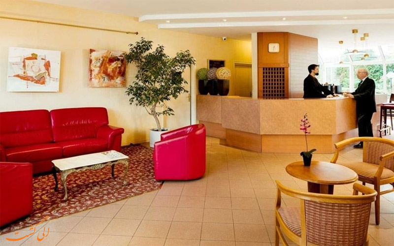 خدمات رفاهی هتل ابریال پاریس- میز پذیرش