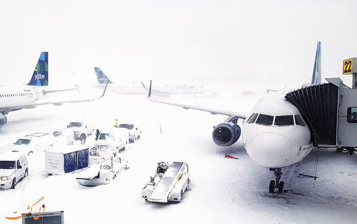 باند فرودگاه در هوای برفی