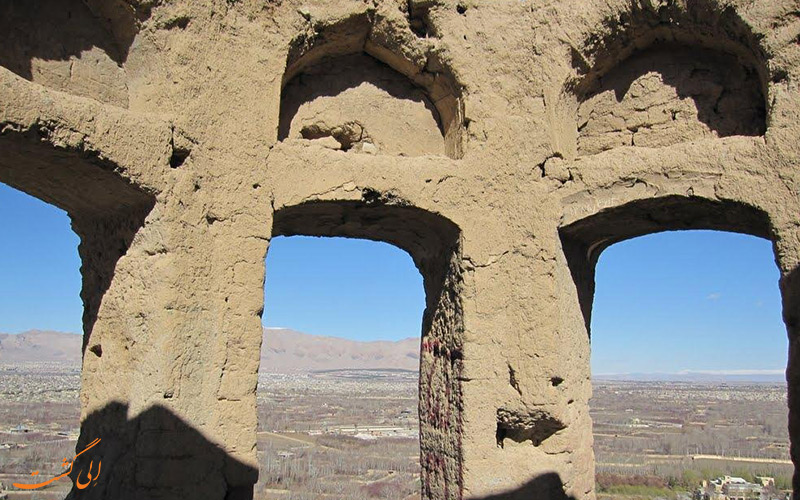نمایی از دیواره ی دورنی آتشگاه