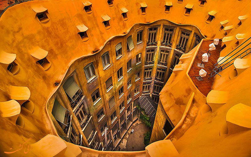 قصر عجیب کازامیلا در بارسلونای اسپانیا