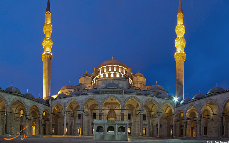 نمای ساختمان از وردی حیاط مسجد سلیمانیه در شب