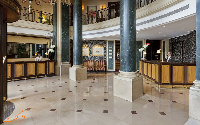 هتل دو لوور پاریس- میز پذیرش