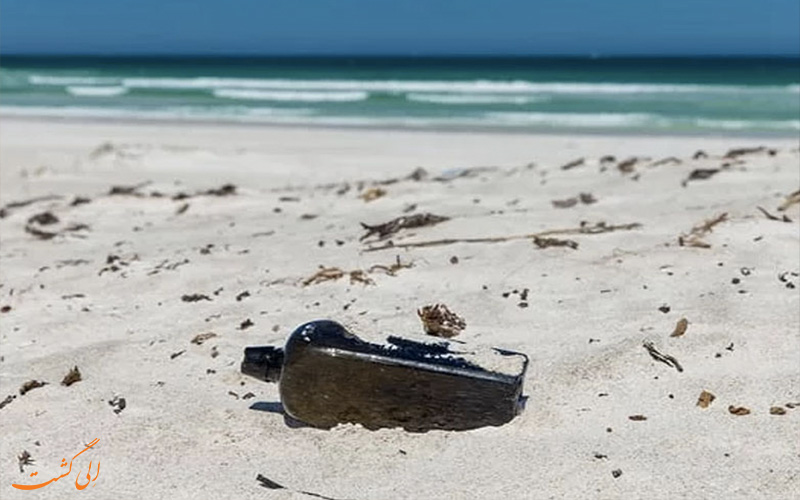 پیام درون بطری- بطری در ساحل