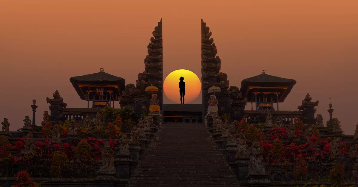 غروب آفتاب در ساحل بالی با چشمانداز اقیانوس