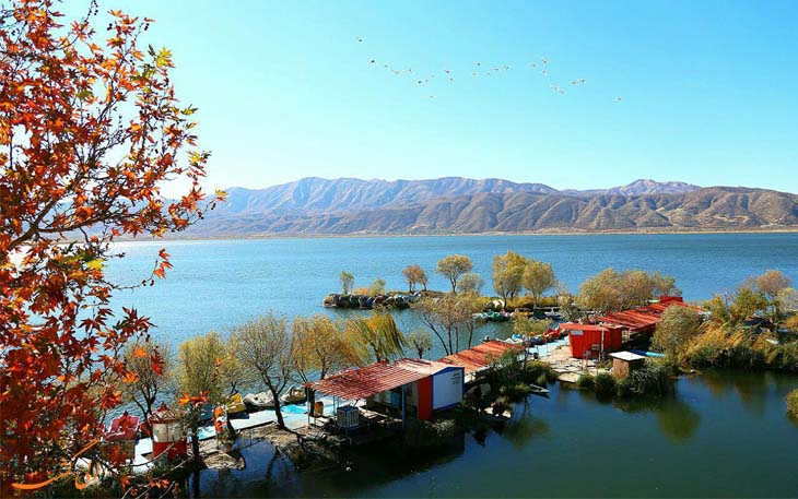 نمای زیبای دریاچه نمای زیبای دریاچه