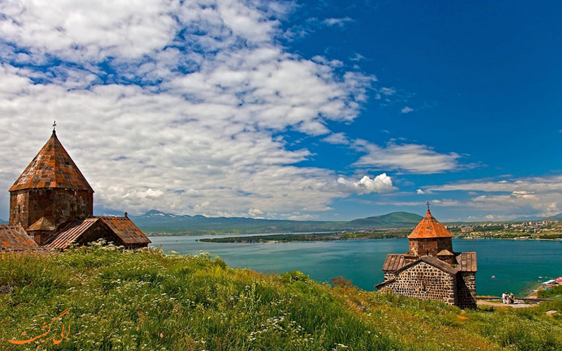 بناهای تاریخی اطراف دریاچه سوان در ارمنستان