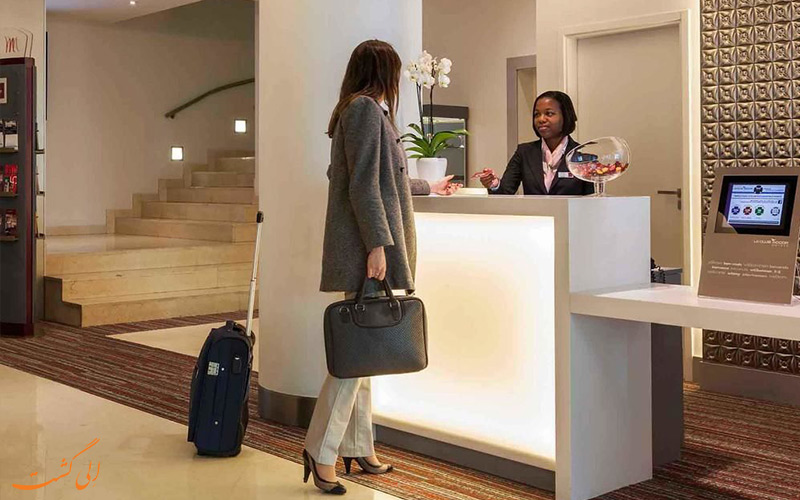 خدمات رفاهی هتل مرکیور لیسبون- میز پذیرش-کاربردی ترین نکات هتل‌ها