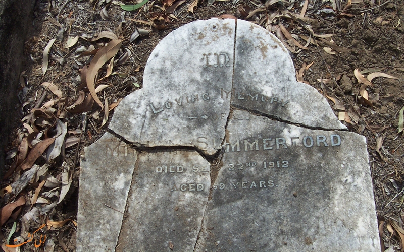 سنگ قبر والتر بعد از برخورد صاعقه