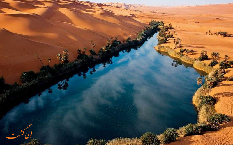 دریاچه در صحرا