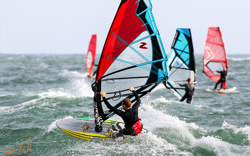 موج سواری با باد یا ویندسرفینگ | Windsurfing- انواع ورزش های آبی