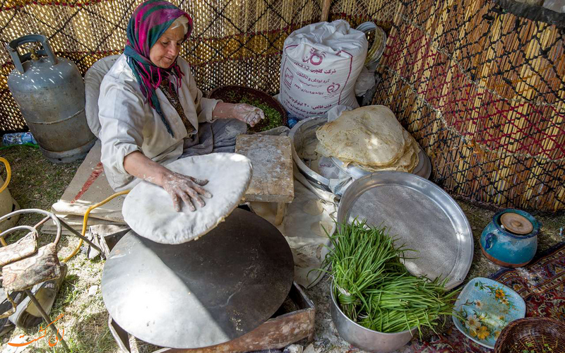 پخت نان محلی توسط زنان بومی