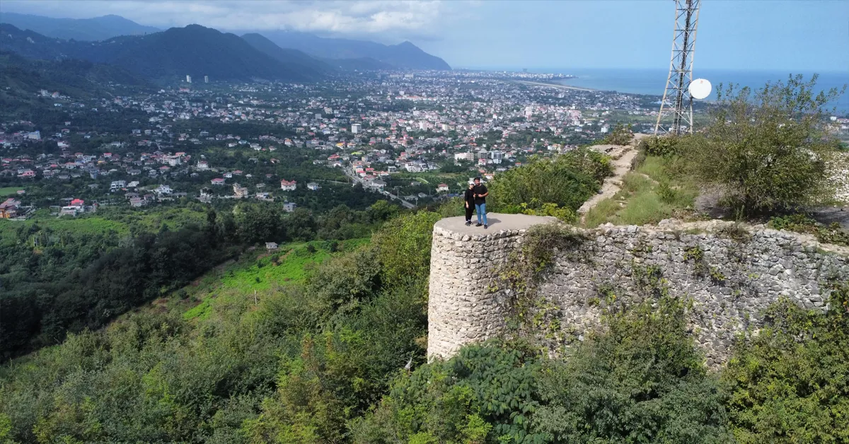 نمای کلی قلعه مارکوه رامسر بر فراز تپهای سرسبز