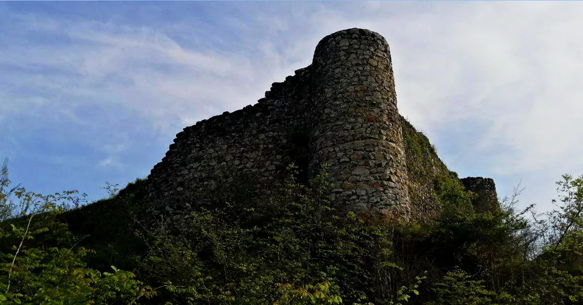 قلعه مارکوه بهعنوان یکی از جاذبههای تاریخی رامسر