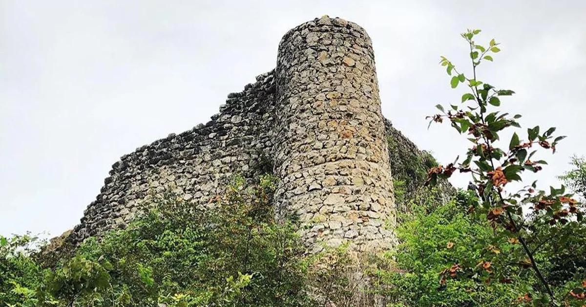 دیوارهای سنگی و بقایای معماری قلعه مارکوه