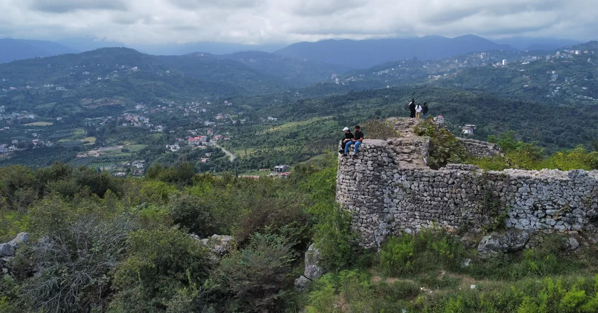 مسیر دسترسی و پلههای منتهی به قلعه مارکوه رامسر