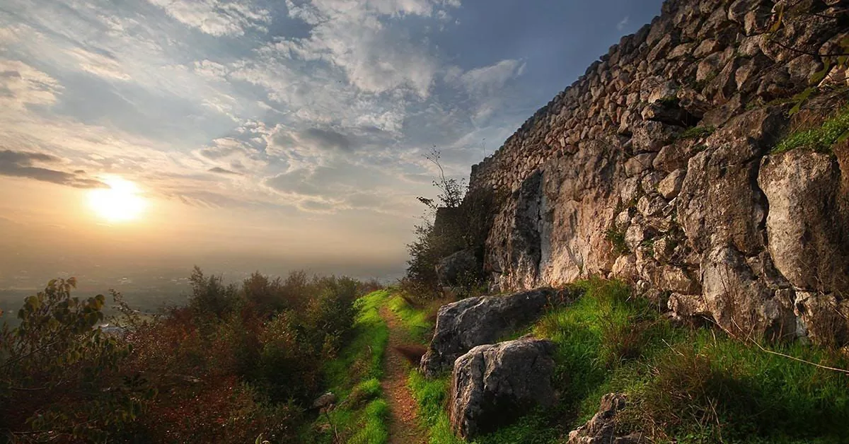 نمای قلعه مارکوه در هوای مهآلود شمال