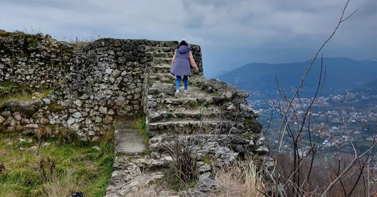 فضای داخلی و بقایای ساختمانهای قلعه مارکوه