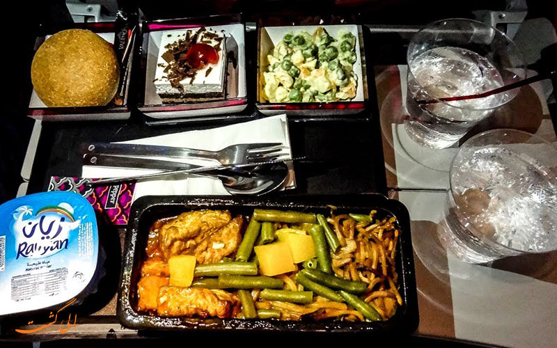 یک پرس غذا در هواپیمایی قطر