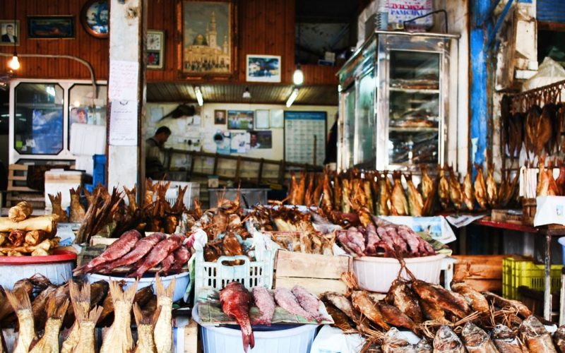 بازار ماهی فروشان در انزلی