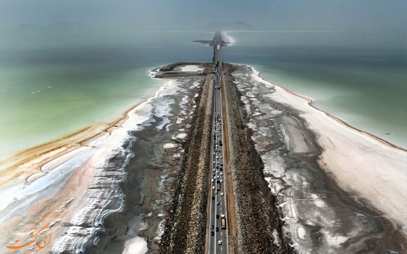 احداث جاده بر روی دریاچه ارومیه