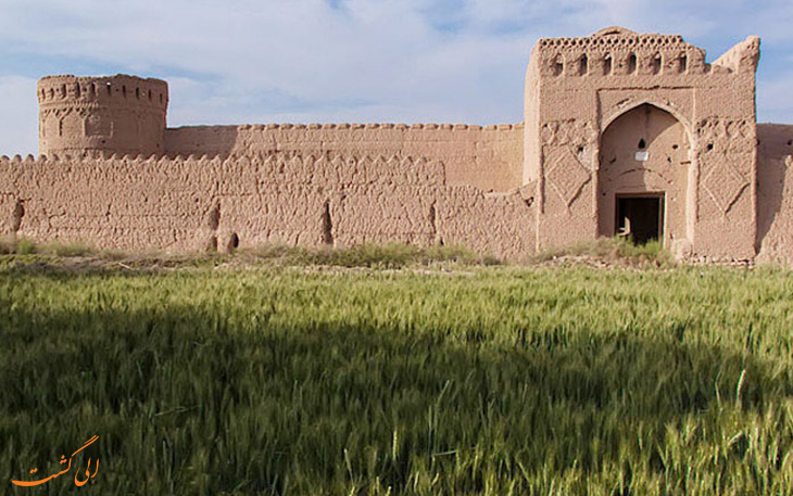 قلعه ی مهرپادین در مهریز قلعه ی مهرپادین در مهریز