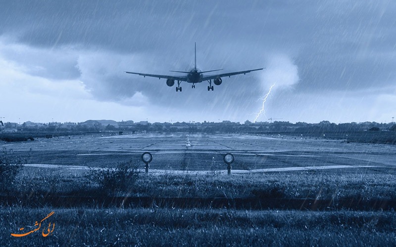 هواپیما در هوای طوفانی