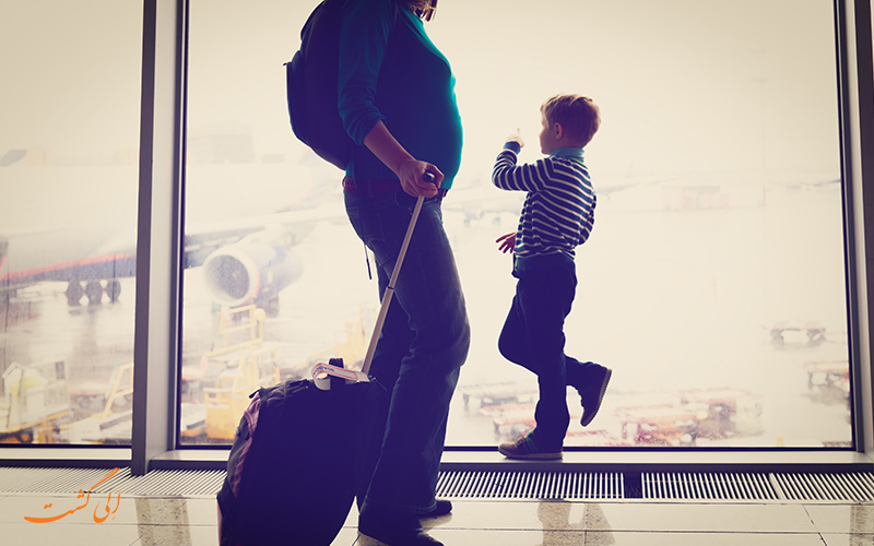 خانم باردار در فرودگاه-پرواز در دوران بارداری