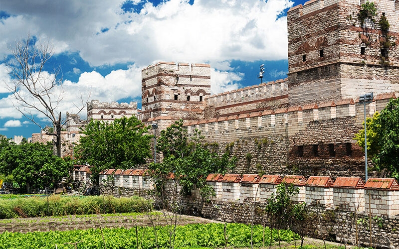 Walls-of-Constantinople-in-summer,-Istanbul دیواره قسطنطنیه