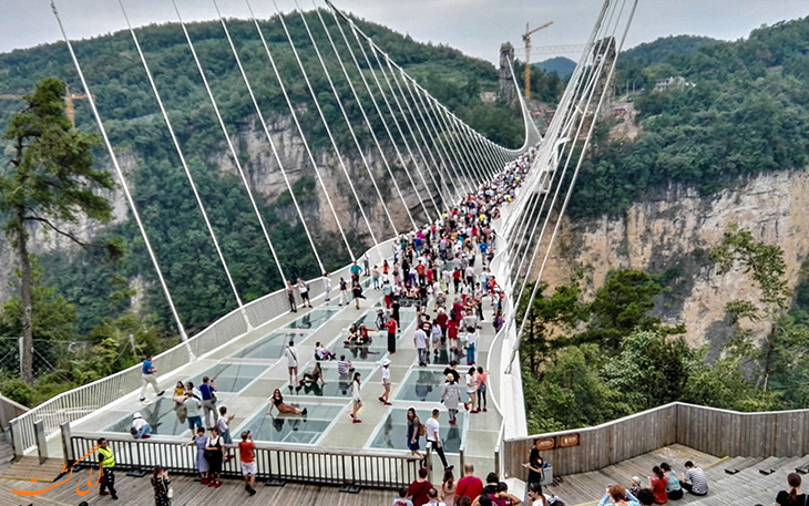 پل شیشه ای پارک ژانگ جیاجیو