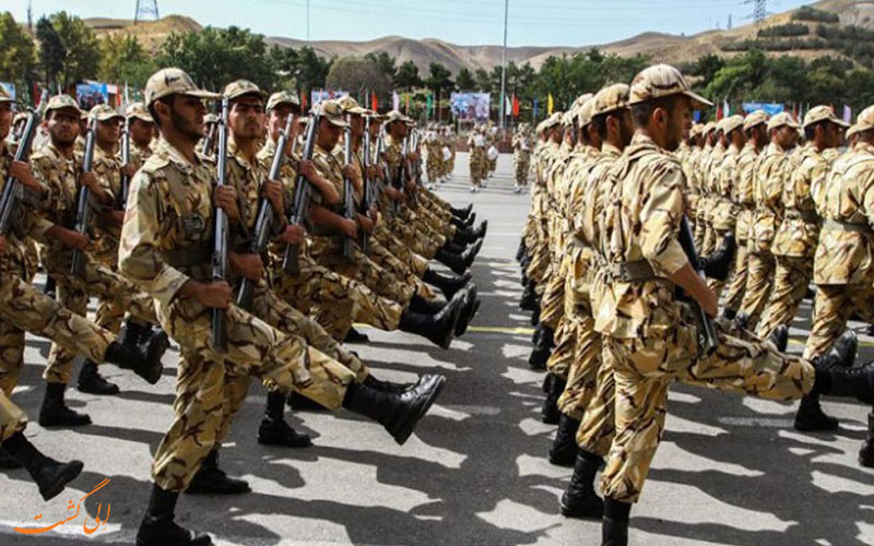 سربازان وظیفه در حال رژه رفتن سربازان وظیفه در حال رژه رفتن