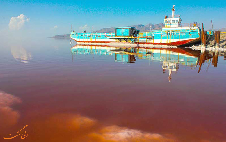 کشتی آرتمیا در دریاچه ارومیه
