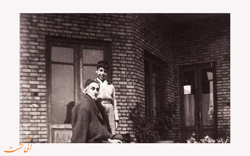 عکسی قدیمی از نیما یوشیج در منزلش