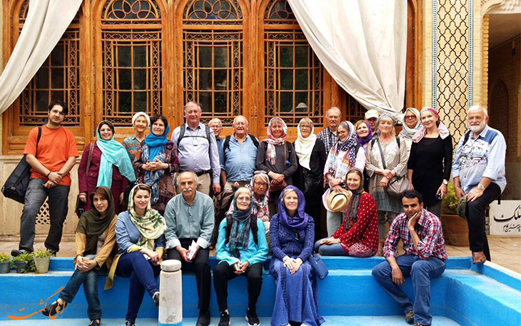 گردشگران خارجی در یک خانه قدیمی ایرانی