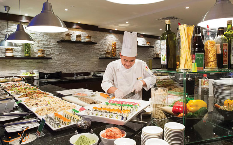 آشپز در کنار بوفه رستوران هتل آسیانا دبی