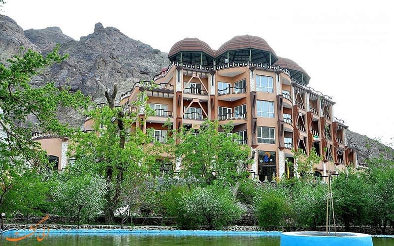 نمای ساختمان هتل-بزرگ-کوهستان در سفر به بیرجند