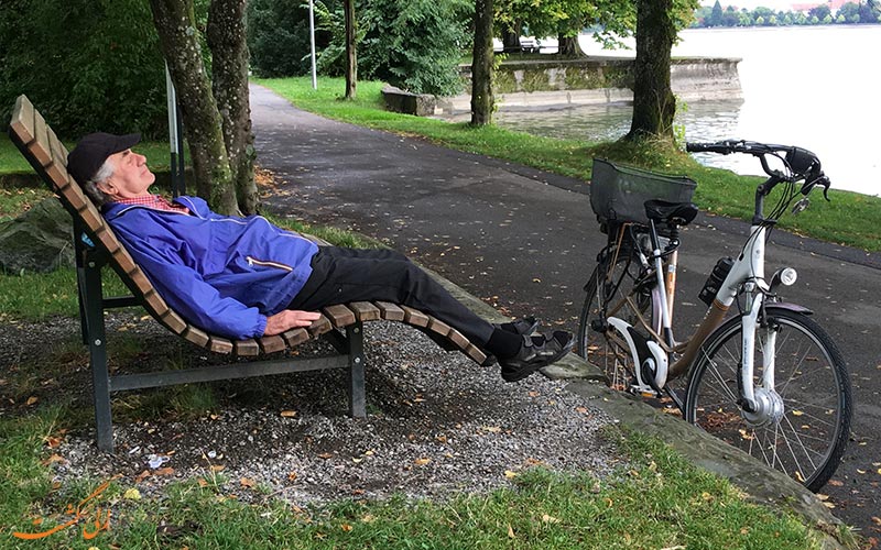 پیرمردی در حال استراحت پس از گردشگری با دوچرخه