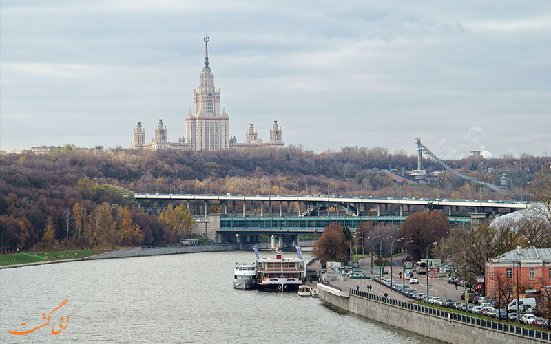 رودخانه در کنار دانشگاه و پل تپه های گنجشک مسکو