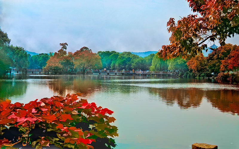 منظره پاییز در دریاچه غربی چین